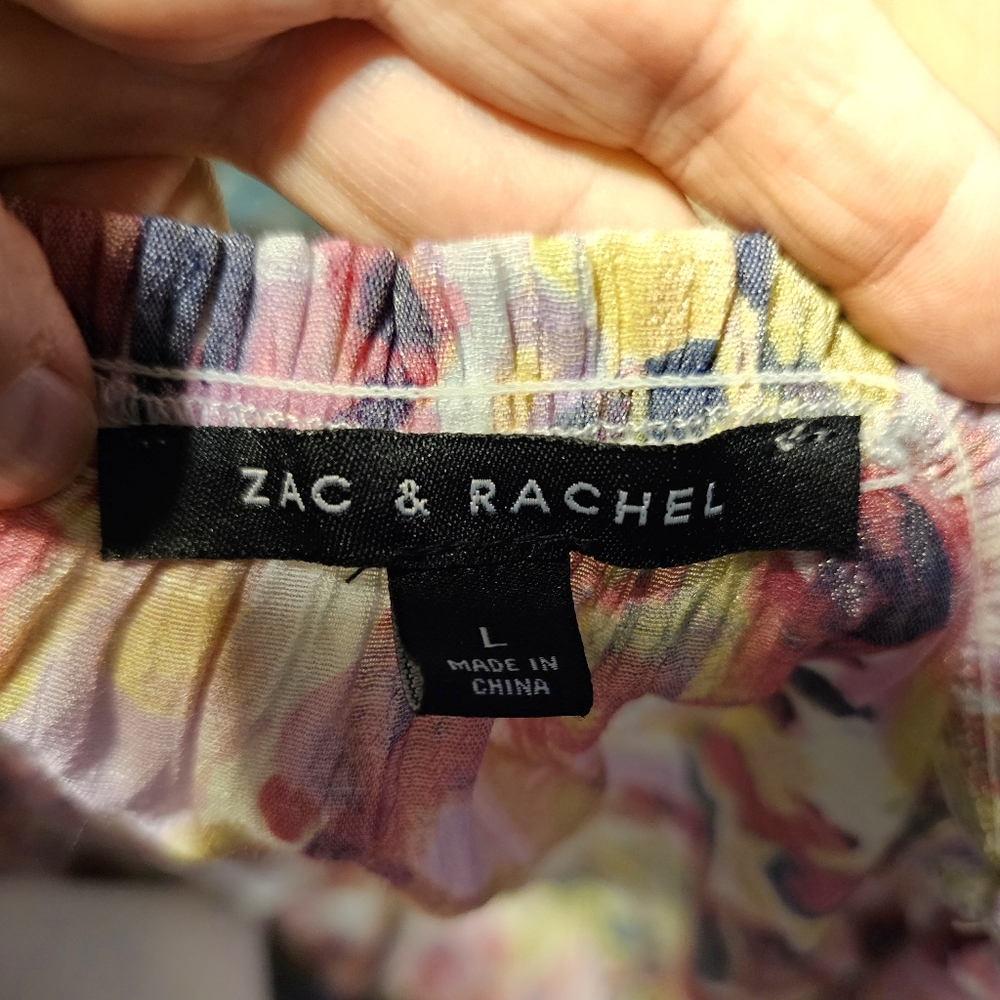 3/$20 Zac & Rachel L Abstract Floral Top - Picture 4 of 8
